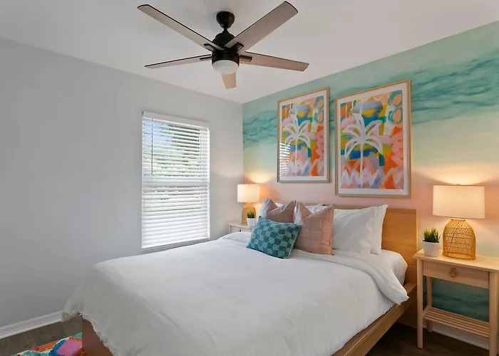 5 Min Beaches~Mini Golf~Pool Table~Pets~King Bed +