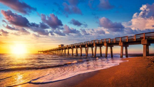 5 Min Beaches~mini Golf~pool Table~pets~king Bed + Largo