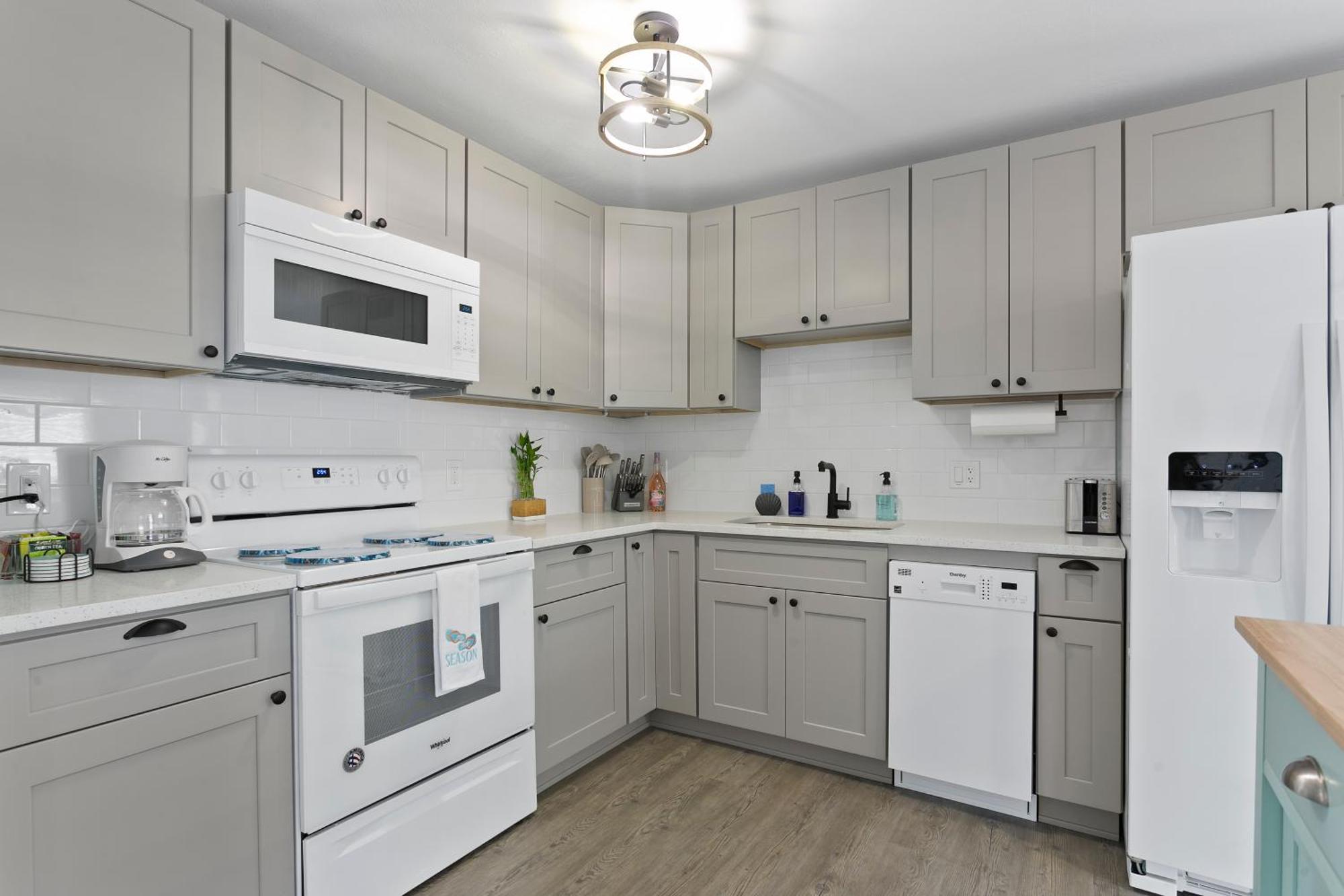 5 Min Beaches~mini Golf~pool Table~pets~king Bed + Largo